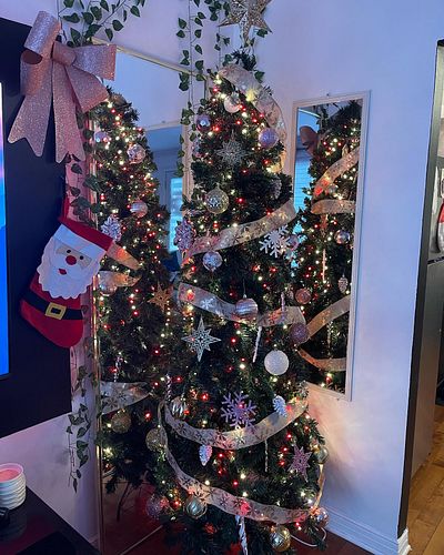 Celui du sous-sol était fait, maintenant celui d’en haut! 🎄 
•
•
•
•
•

 #christmas #stream #twitchpartner #twitchstreamer #t...
