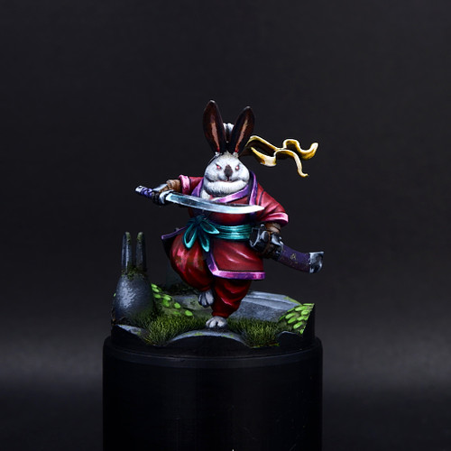 This fluffy wuxia bunny from @pigmechs_pj is cute but deadly! I love the way he painted the shiny silk clothing, as well as t...