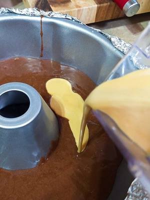 Chocoflan Irresistible! La Receta Viral Que Necesitas YA!  * 4 tazas de zanahorias ralladas  * 1 1/2 taza de azúcar  * 2 tazas de harina integral  * 2 cditas de polvo de hornear  * 1/2 cdita de sal  * 2 cditas de bicarbonato de sodio  * 1/2 cdita de todas las especias (Allspice)  * 1 cdita de canela  * 4 huevos  * 1 manzana  * 3/4 de yogur griego  * 1-2 cditas de vainilla  * 3/4 de aceite de aguacate  * 1 taza de pecanas  * 1 taza de nuez Cobertura de Pastel Ingredientes:  * 16 oz (onzas) de queso crema a temperatura ambiente  * 2 cditas (cucharaditas) de vainilla  * 2 1/2 tazas de crema para batir  * 1 3/4 tazas de azúcar glass    #RecetaDeChocoflan #PostresFaciles #ReposteríaCasera #CocinaMexicana #PastelDeChocolate #FlanDeCaramelo #RecetasDeliciosas #HorneandoConAmor #PostresCaseros