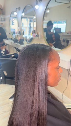 The finishing touches always bring the look together🤩 link in the b!0 to book your appointment💋 

Service: Full Head Flat Str...