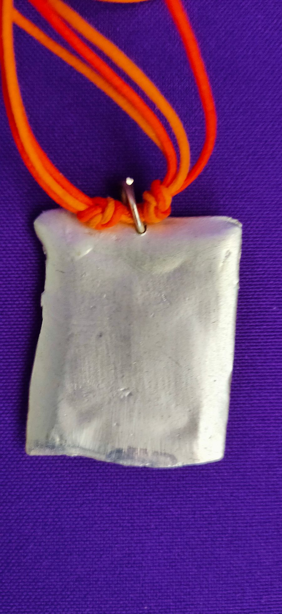 Colar Abstrato Minimalista, Placa Esmaltada, anos 90, colar único e atemporal, fio em cabedal, acessório de moda, estética retro product image (9)