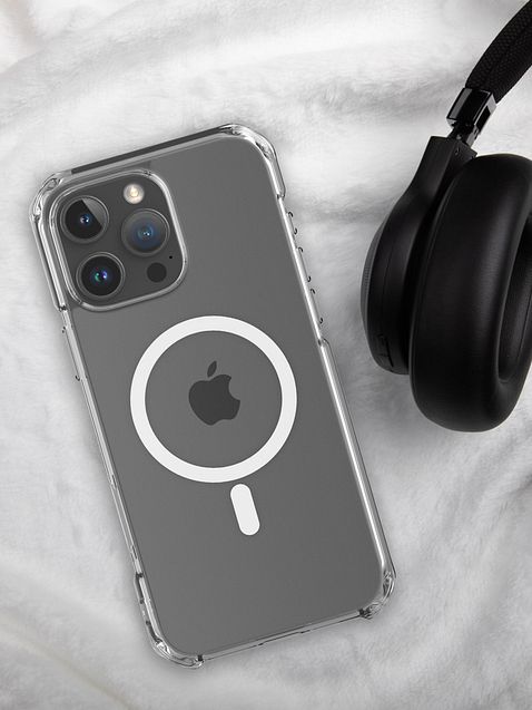 Photo showing MagSafe® Clear Case for iPhone®