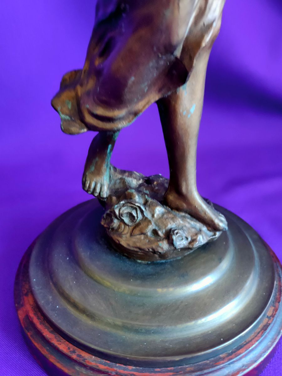 🌟Estátua Arte Nova em Metal com Taça de Cristal Branco e Bordo Azul – Peça Única e Colecionável product image (7)