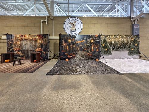 Setting up for the Des Moines Kennel Club #DogShow at the Iowa State Fairgrounds! 🎉 We’re offering THREE festive scenes – Fal...