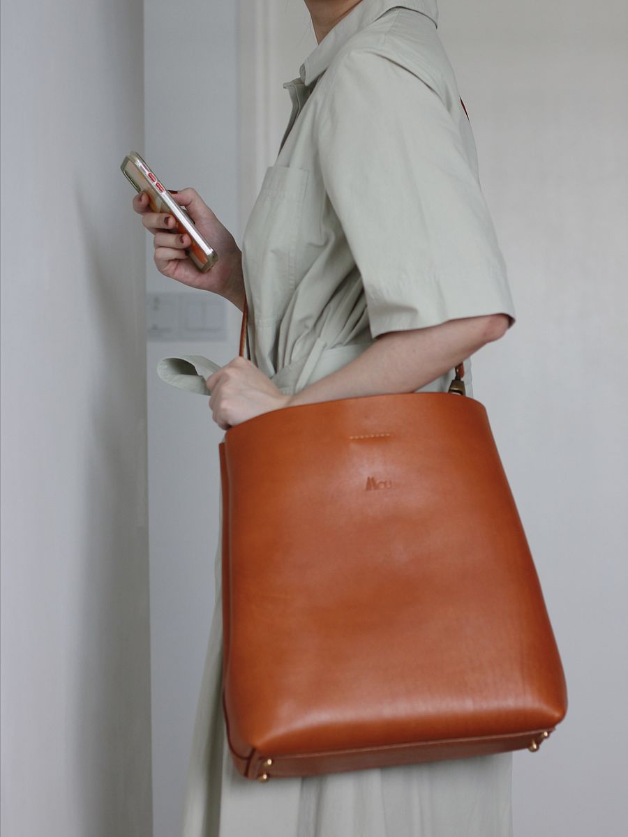 Vegetable tanned Leather Shoulder Bag product image (10)