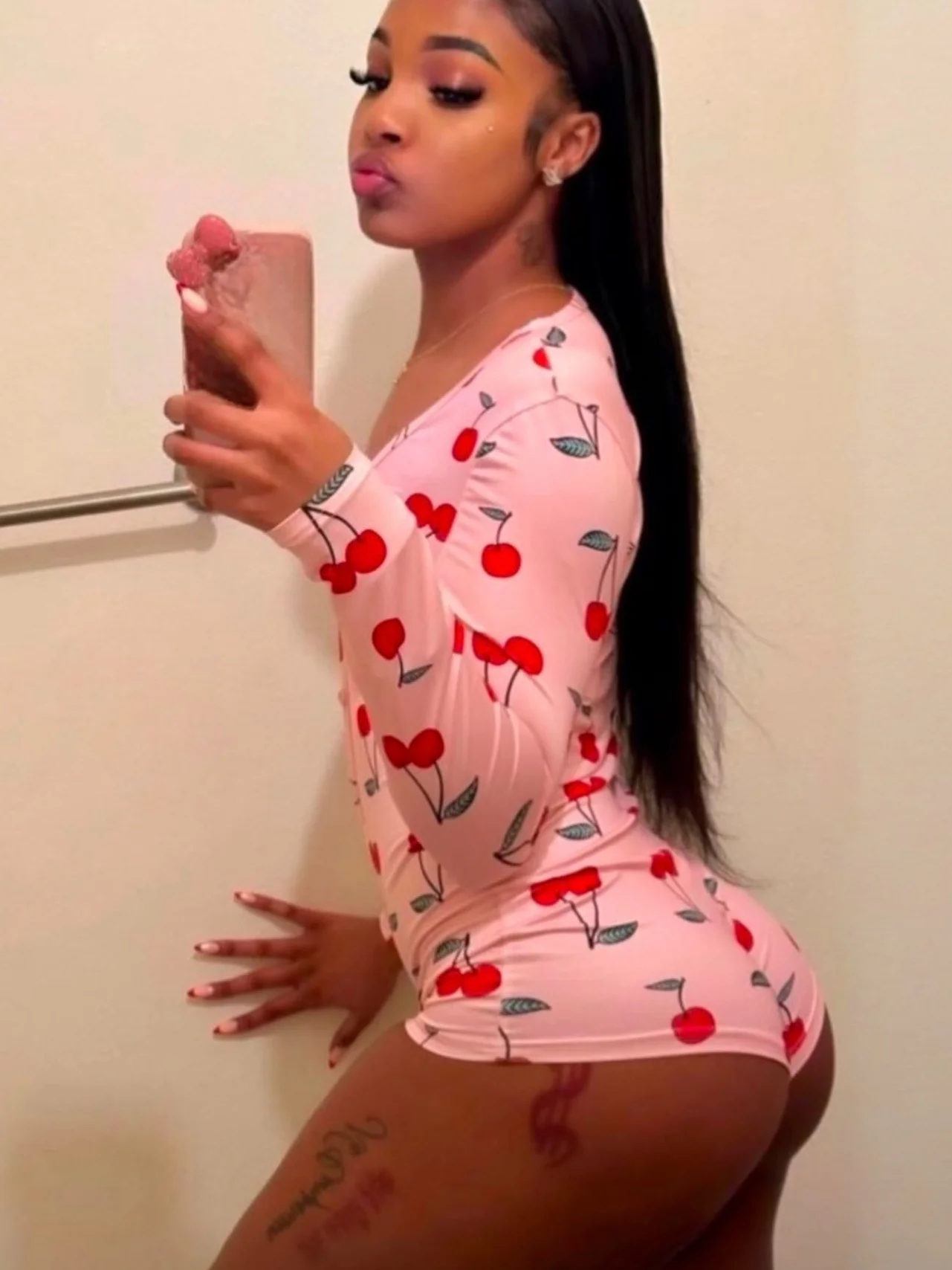 PRETTY EATER FREE OF PAGE REVEAL product image (10)