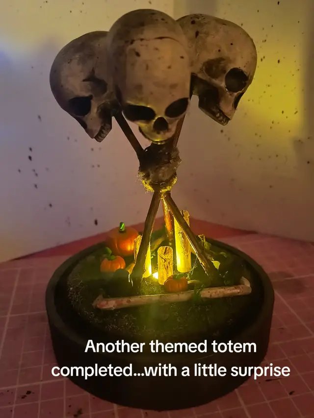 I've recently been playing around with polymer clay and adding a bit of something extra to my hex totems and decided to make some tiny crows, very fiddly to make but so worth it. I love them sm. @Dead by Daylight #dbd #dbdclips #art #deadbydaylight #dbdmoments 