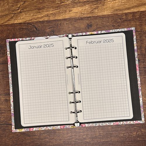 Are you already setting up your planner for 2025? I`m slowly starting, this time in Franklin Covey Compact size and in my lov...