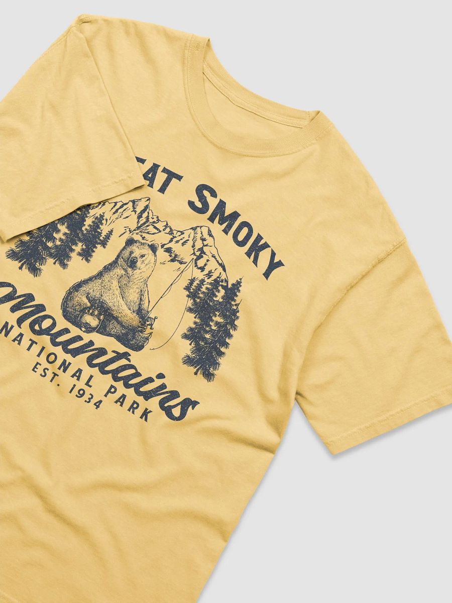 Black Bear Fishing in Great Smoky Mountains National Park Tee | Retro-Style Western T-Shirt for Travel and Road Trips product image (11)