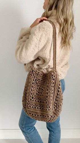 Comment ‘pattern’ to get the free pattern sent to your DMs 👜 This Tulip Square Trapeze Tote is super easy to make and it’s a ...