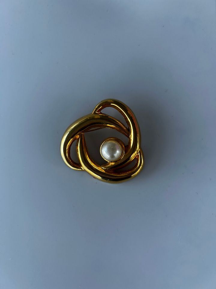 Vintage AAI Gold Tone Faux Pearl Brooch product image (2)