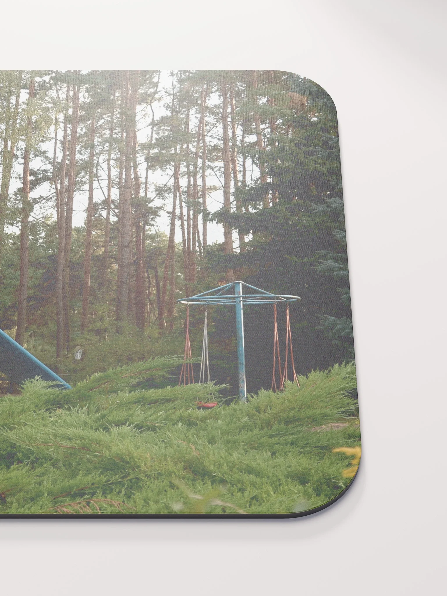 Mauspad - Verlassener nostalgischer Spielplatz im Wald product image (5)