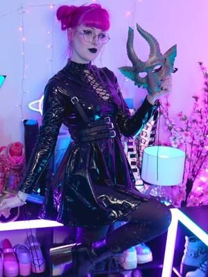 Now I can FINALLY fit my whole outfit in frame when I stream! this is the best camera desk mount I will ever own.  thank you @Elgato  #ootd #outfit #fashion #streamer 