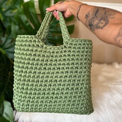 Oh to be able to create the green bag of my dreams. 🙂‍↔️💚 

#crochettotebag #yarndesignershowcase