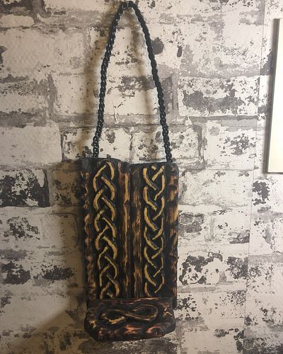 https://www.tradera.com/item/344893/646979536/hangande-vagghylla-i-tra-med-viking-inspererade-monster-