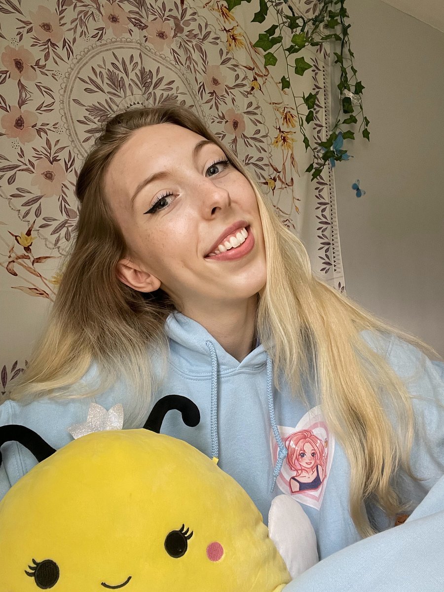 the heart hoodie product image (3)
