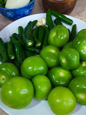 Salsa Verde: Tu Compañera Ideal para Todo🌶🧄🥣 Ingredientes   * 17 Tomatillos  * 20 Chiles Serranos  * 2 Dientes de Ajo (Cloves of Garlic)  * 1/4 De cebolla (1/4 of an onion)  * Un manojo de cilantro (A bunch of cilantro)  * Sal al gusto (Salt to taste)  * 1/4 De Agua (1/4 of water) #salsaverde    #RecetasMexicanas    #ComidaMexicana  #picante #delicioso #foodie #salsacasera #tomatillos 