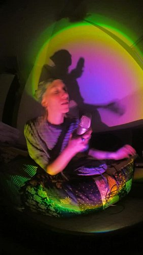 Yellow drops at MIDNIGHT <3 big big love !!!!!

🎥 @stevoohide 

#independentartist #newmusic #indiepop #singersongwriter #new...