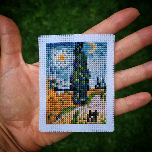 Swirling skies, bold colors, and Van Gogh’s magic… all in a tiny stitch! 🎨🧵
This mini 2.2x3