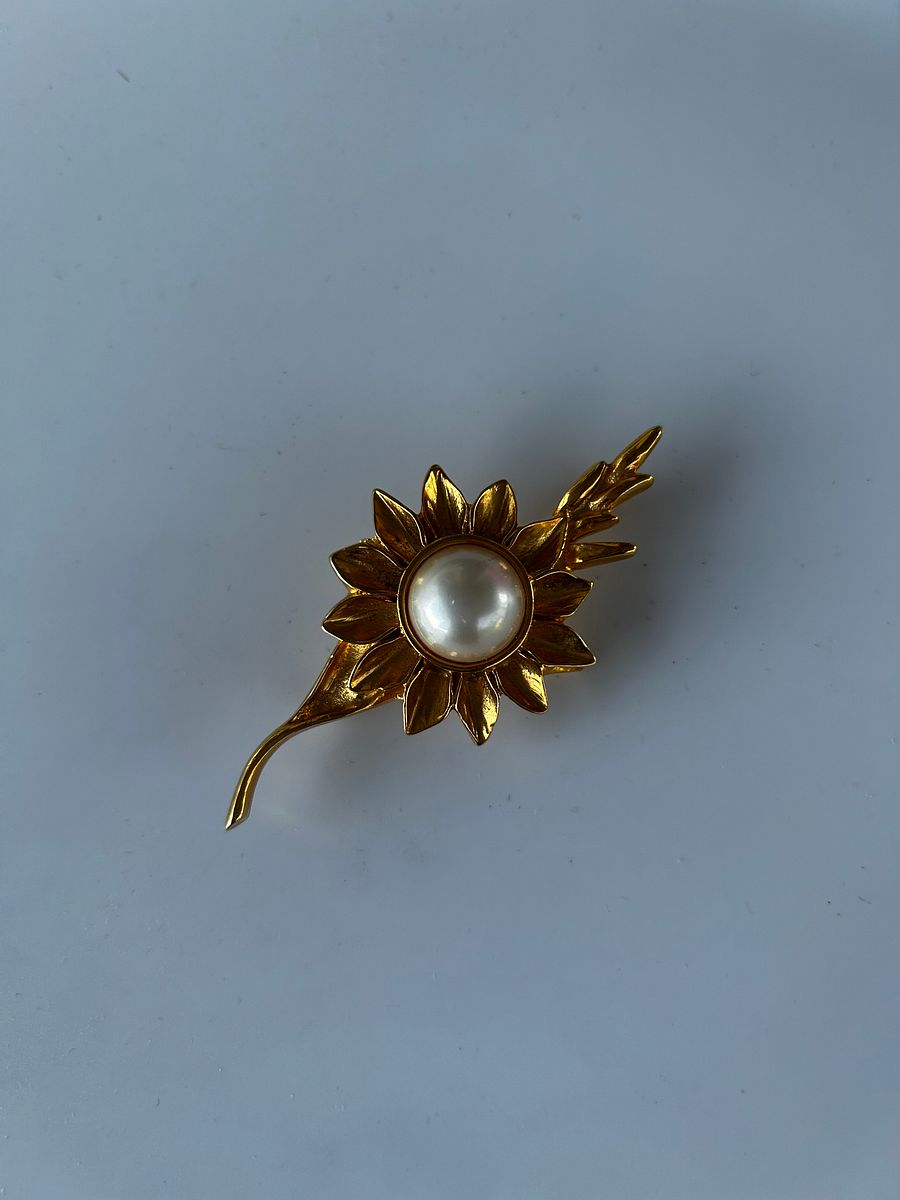 Vintage Gold Tone Flower Faux Pearl Cabochon Brooch product image (1)