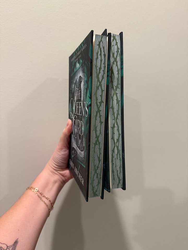 SPECIAL EDITION The Queen's Card Hardcover product image (2)