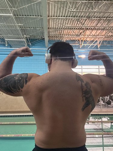 I don’t hate how my body looks right now. I am gonna try to lean out a little more before Christmas though.