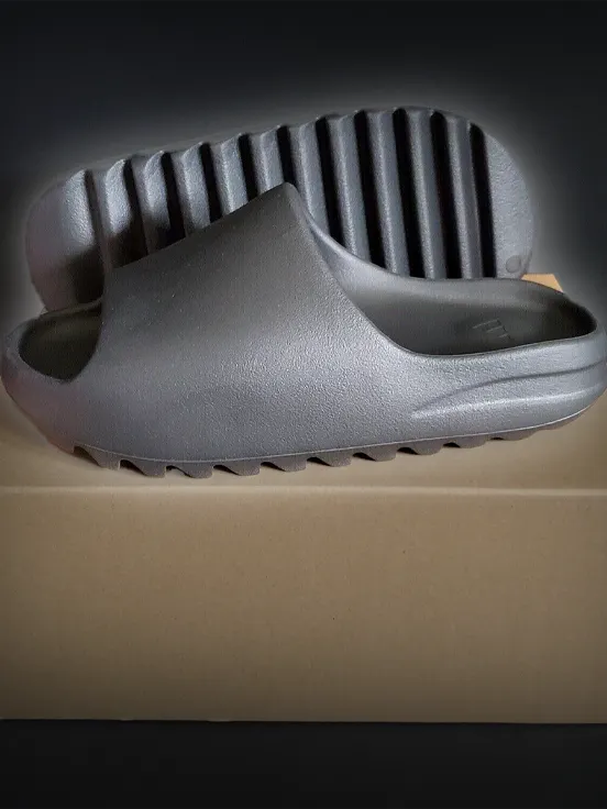 Yeezy Slide Vendor product image (2)