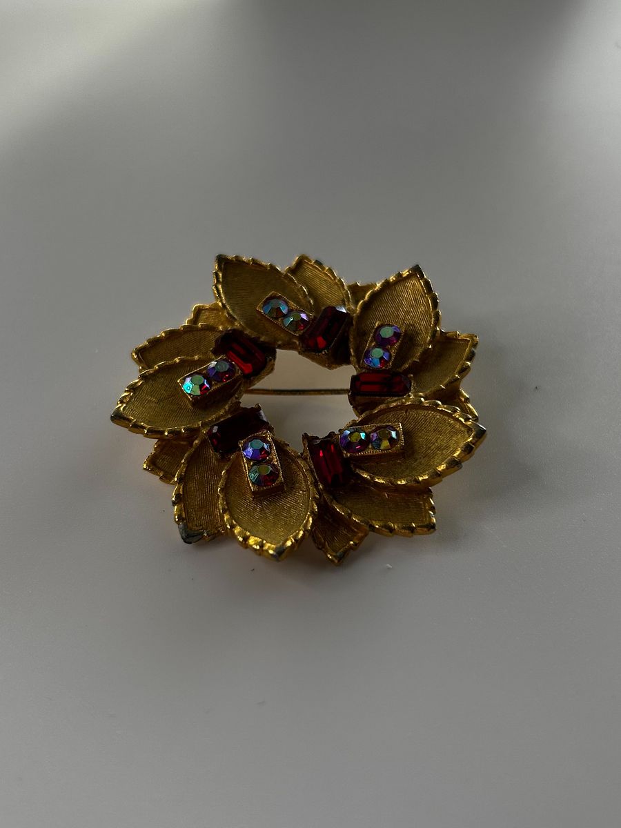 Vintage BSK Gold Tone Leaf Wreath AB Red Rhinestones Brooch product image (5)