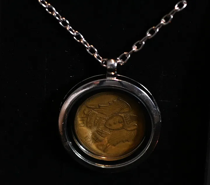 قلادة ثنائية العلم السوري ثلاثي النجوم ( علم الثورة ) product image (1)