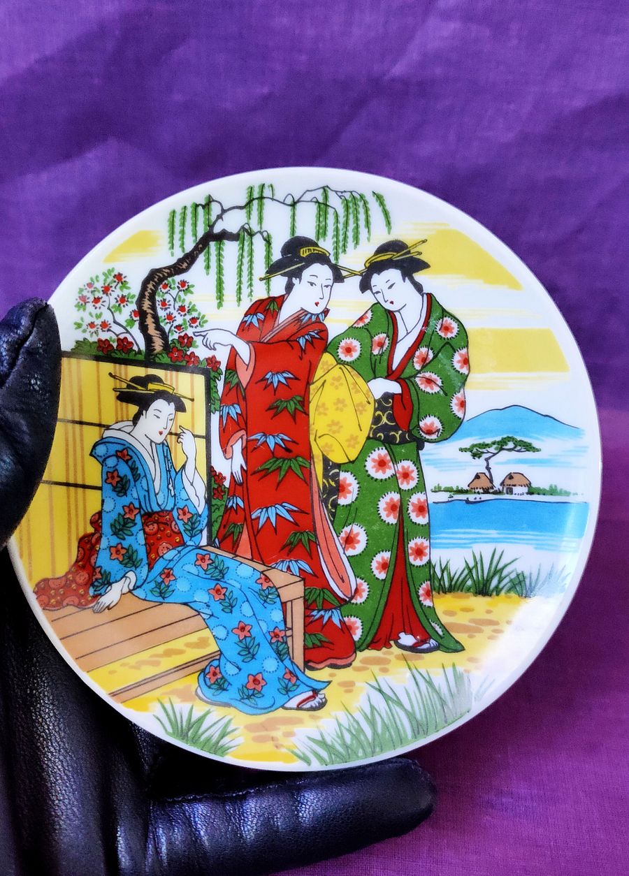 Prato pequeno com 3 gueixas, arte japonesa, paisagem asiática, decoração japonesa de secretária product image (7)