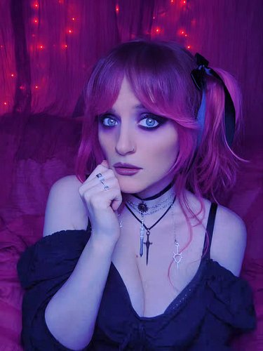 I've never played a horror game. Tonight, that changes! Ready to be terrified playing Layers of Fear. Might do art time, too,...