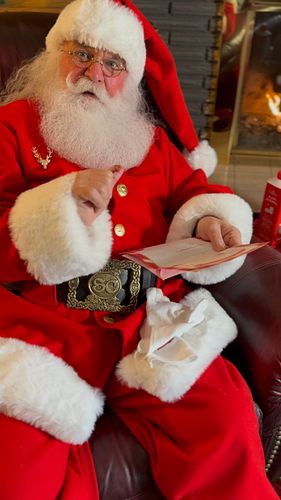 WHO SENT THIS CHRISTMAS LIST TO ME??? 🤢

#santa #christmas #christmaslist #yikes #reels