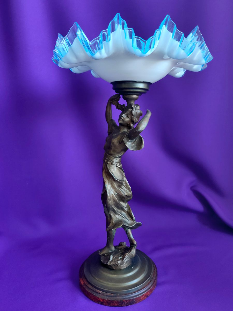 🌟Estátua Arte Nova em Metal com Taça de Cristal Branco e Bordo Azul – Peça Única e Colecionável product image (3)