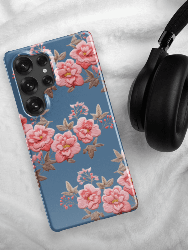 Blue Summer Garden Snap Case for Samsung® with Embroidery Effect - GESTICKTE ROSEN SCHUTZHÜLLE BLAU product image (2)