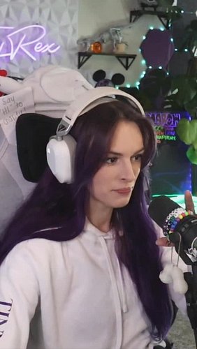 I don’t know why chat bullies me so! 💀💀💀
