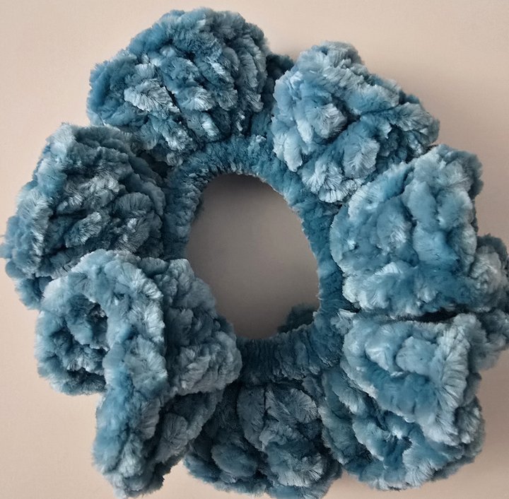 Biscay Bay velvet Scrunchies product image (1)