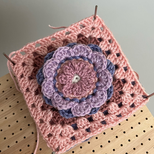 I really enjoyed making this pretty floral square yesterday 😍now I’m imagining a whole blanket made with flower squares in al...