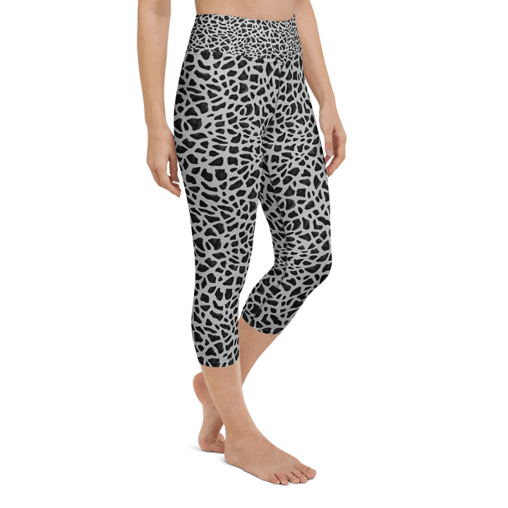 Giraffe Pattern Capri Leggings product image (2)