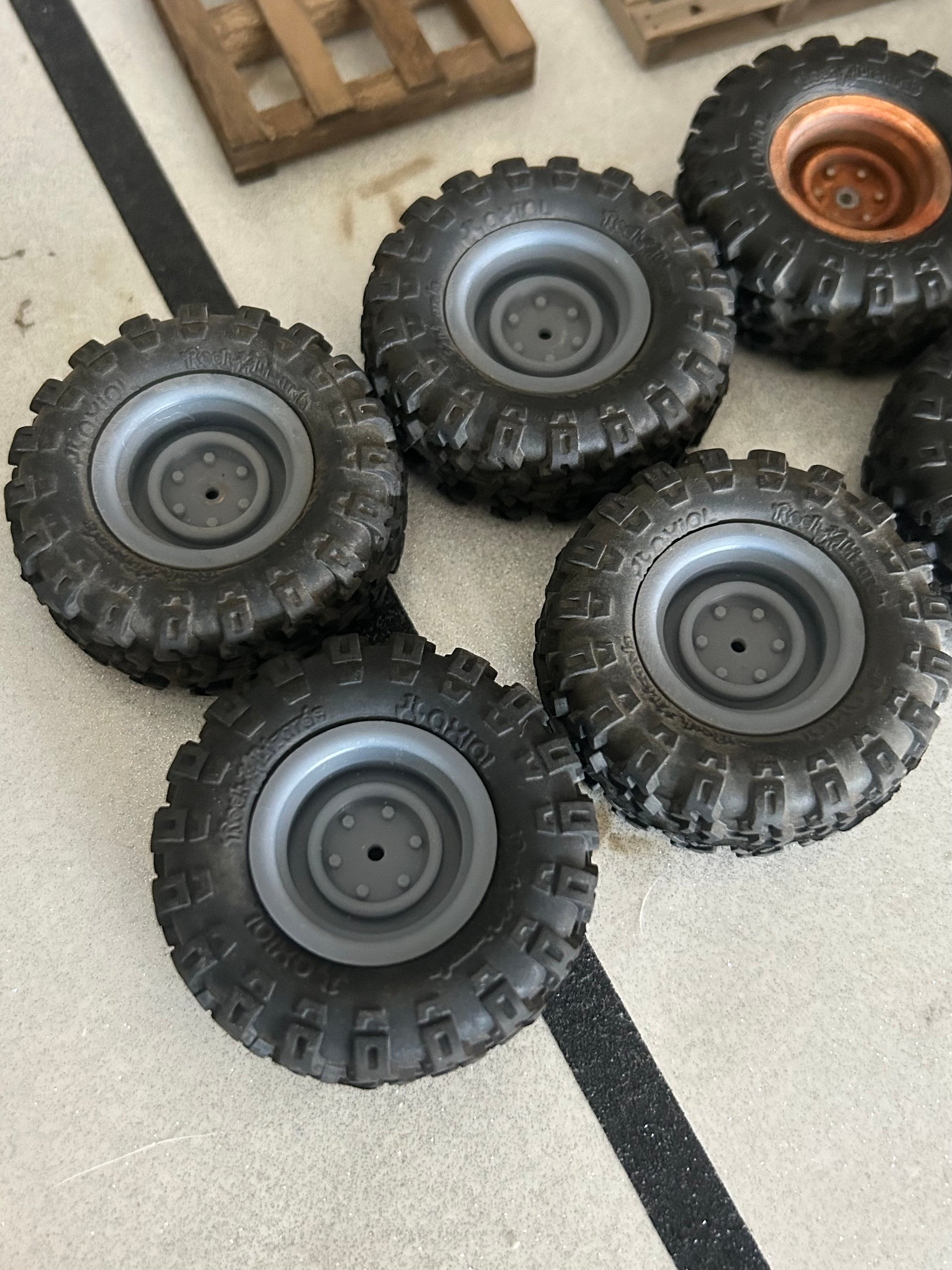 Resin PRINTED wheels / Axial tires product image (3)