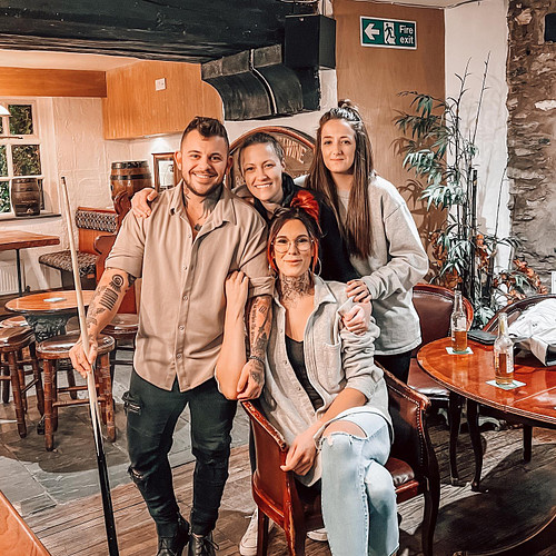 House of Staaker 😂❤️

.
.
.
#family #vacation #england #travel #bestfriends #reunited #pub #lakecounty #instagood #picoftheda...