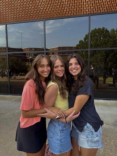 first day of school with our girls!👯‍♀️🐞💋