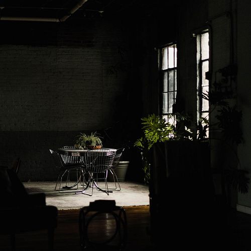 Sometimes moody is the way to go with interiors 🖤