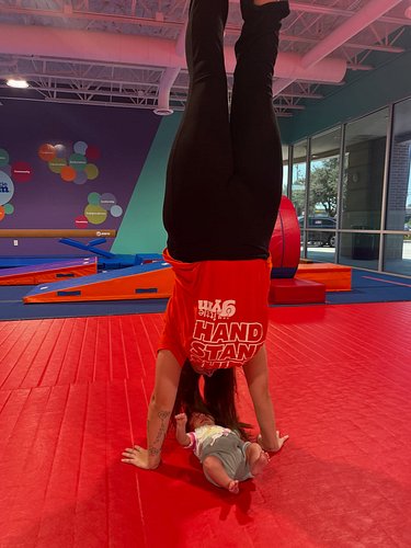 Coming back from Maternity Leave went a little something like this… 🤭

•We did handstands (well only one of us) 🤸🏼‍♀️
•We scr...