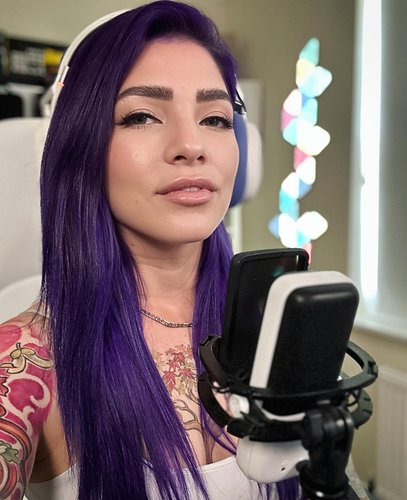I just wanted to share how in love I am with my black and white set up I’m slowly building. 🤍🖤

Thanks to @elgato and @corsai...