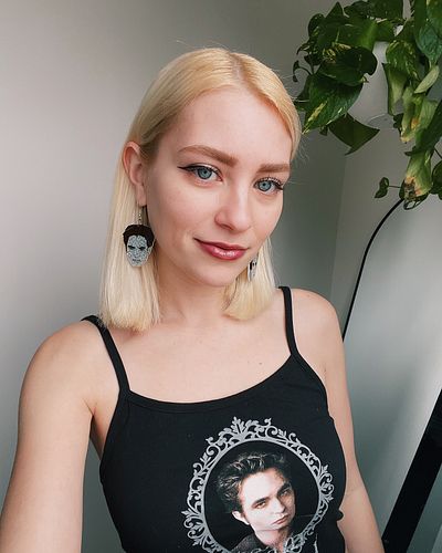 Twilight @colourpopcosmetics waiting room 🧛‍♀️

#twitch #twitchstreamer #colourpop #twilight #womanstreamer #girlstreamer