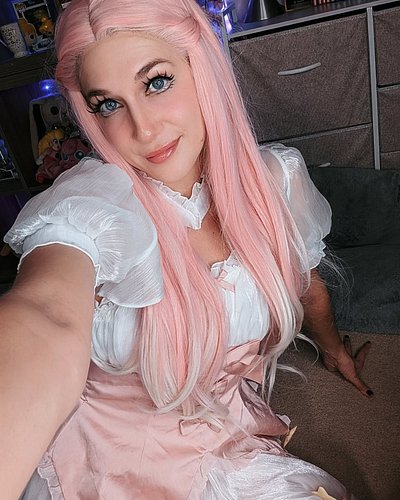 Behind the scenes of this cosplay was so chaotic...day started early, around 7am, my puppy threw up that morning so already d...