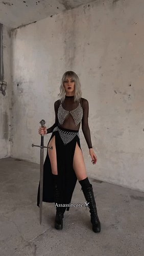 Whose got a situation that needs… disappearing? 👀⚔️

#assassincosplay #fantasyfashion #nerdcore #fantasyphotoshoot