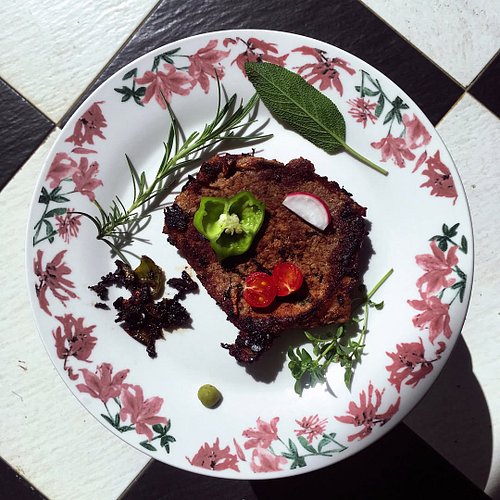 #steak-flavoured (kinda) #slowcooked #broth with #homegrown #greens:
#chilli #rosemary #basil #sage #tomato #radish #celery #...