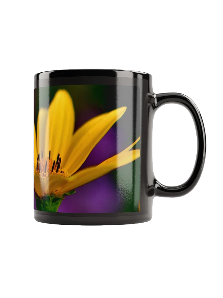 Keramiktasse schwarz - leuchtend gelbe Blüte vor violettem Hintergrund product image (1)