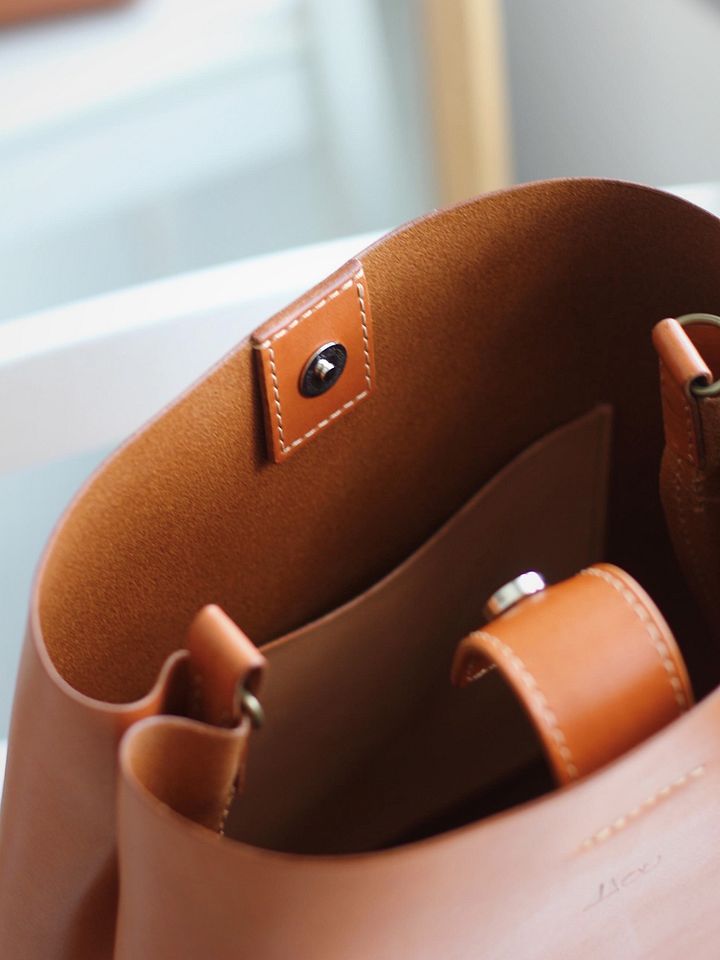 Vegetable tanned Leather Shoulder Bag product image (2)